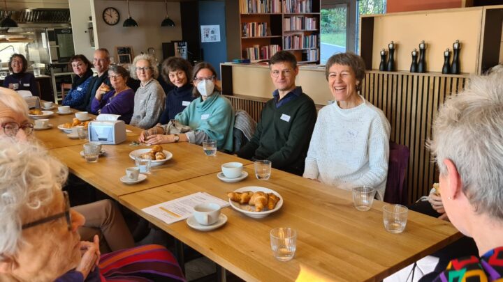 Das Bild zeigt Mitglieder des Alterskollektivs aus Zürich bei ihrem Besuch der Siedlung Winkelhalden.