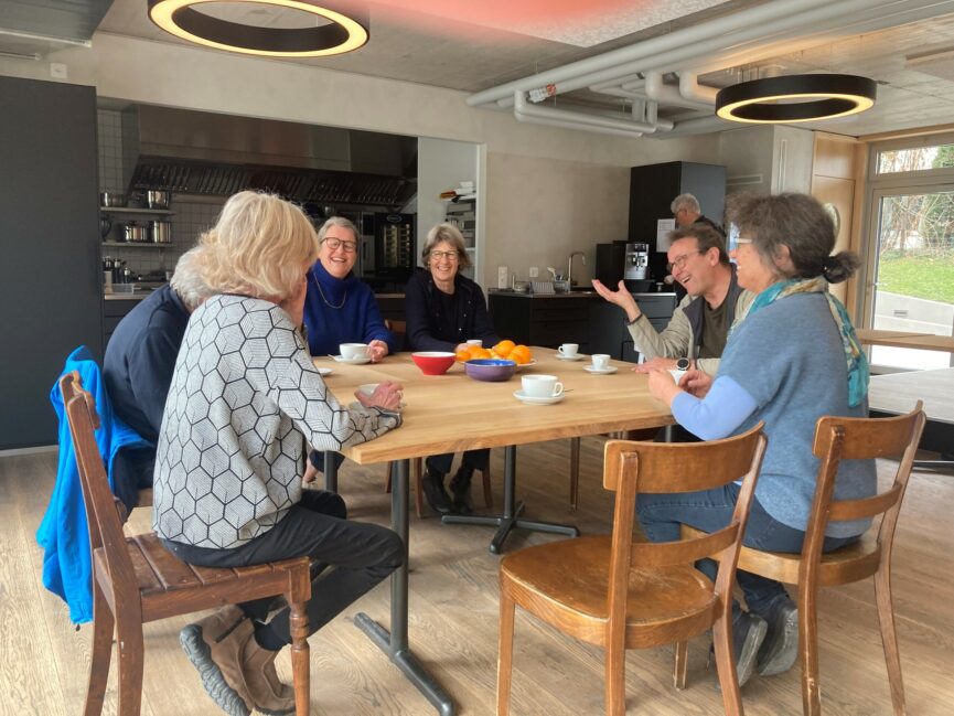 Gäste unterhalten sich am Stammtisch im Bistro Winkelhalden