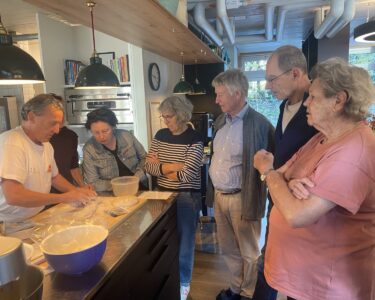 Bäckermeister zeigt Bewohnenden wie es geht