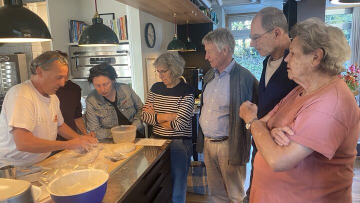 Bäckermeister zeigt Bewohnenden wie es geht