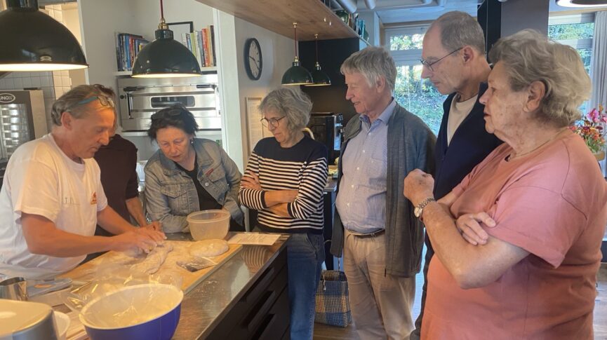 Bäckermeister zeigt Bewohnenden wie es geht