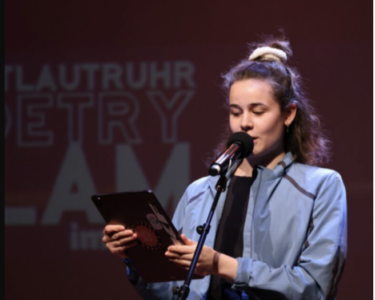 Das Foto zeigt die Slammerin Fine Degen.