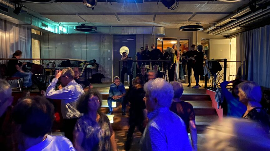 Tanzende Disco-Gäste im EventRaum der Siedlung Winkelhalden