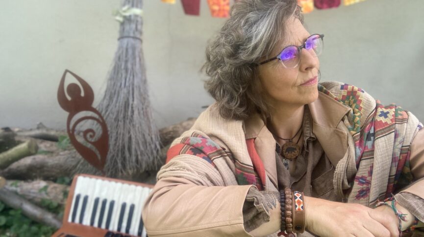 Das Foto zeigt die Bühnenkünstlerin Olga Tucek