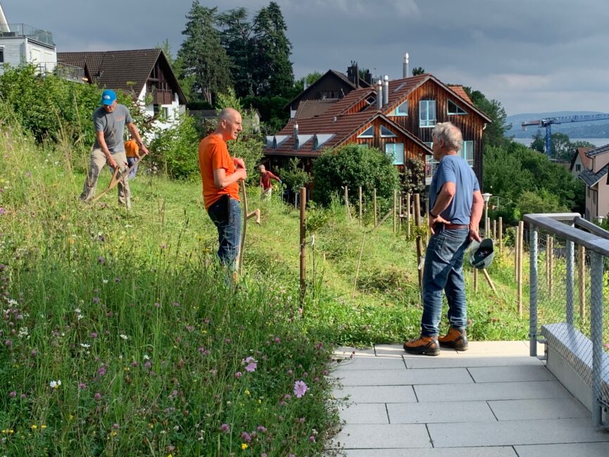 Mitglieder der Mähgruppe beim Heuen in der Winkelhalden