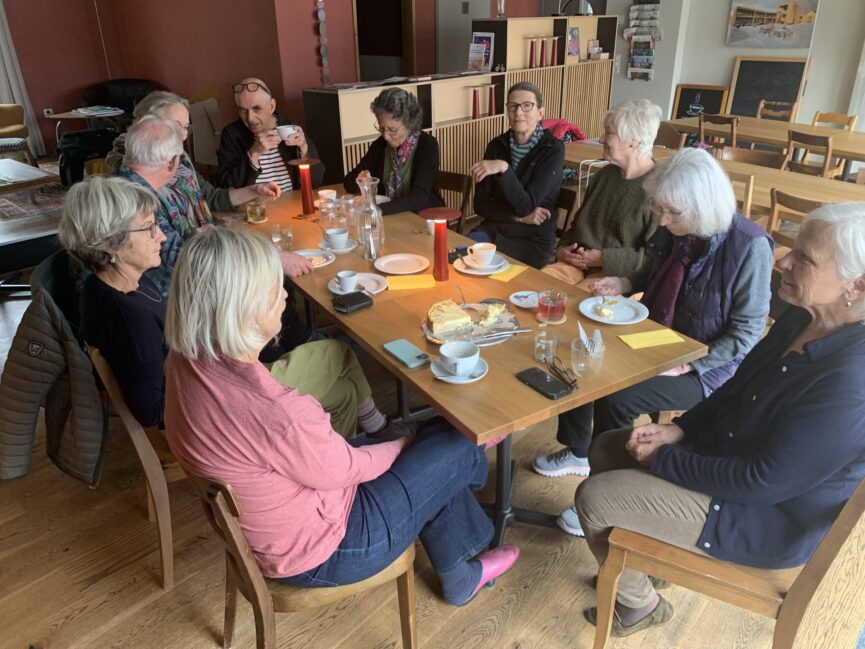 Bewohnerinnen und Bewohner der Winkelhalden beim Montagskafi