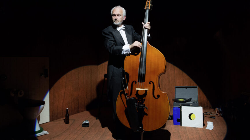 Das Bild zeigt Schauspieler Stefan Lahr im Stück "Der Kontrabass"