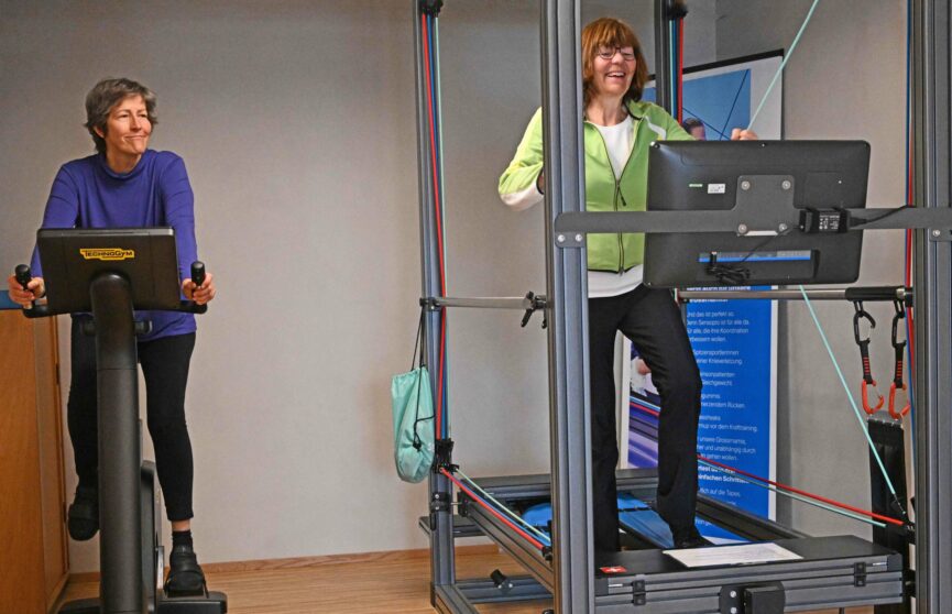 2 Frauen trainieren im Fitnessraum.