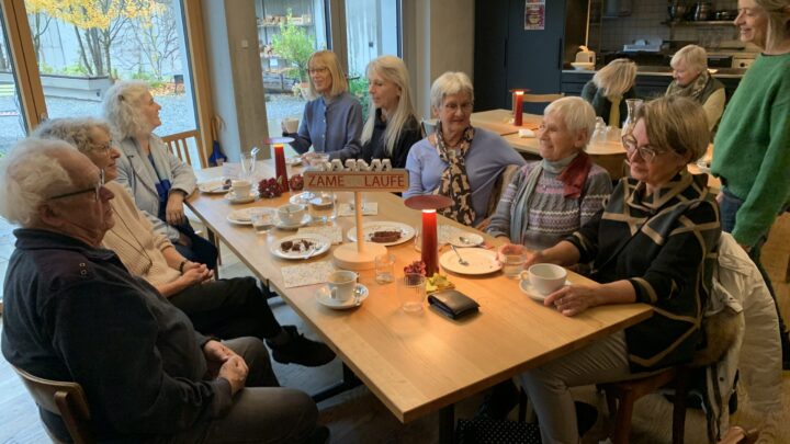 Teilnehmerinnen und Teilnehmer von Zämegolaufe am Montagskafi in der Winkelhalden