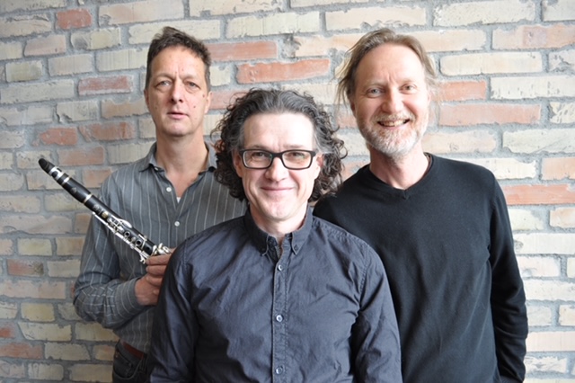 Das Foto zeigt die drei Mitglieder der Band Old & New Roads.
