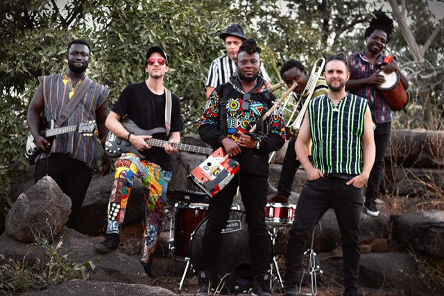 Das Bild zeigt den ghanaischen Musiker Stevo Atambire und seine Band.