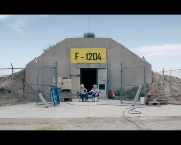 Radikale Gesellschaftsmüde vor ihrem Bunker in South Dakota, USA.