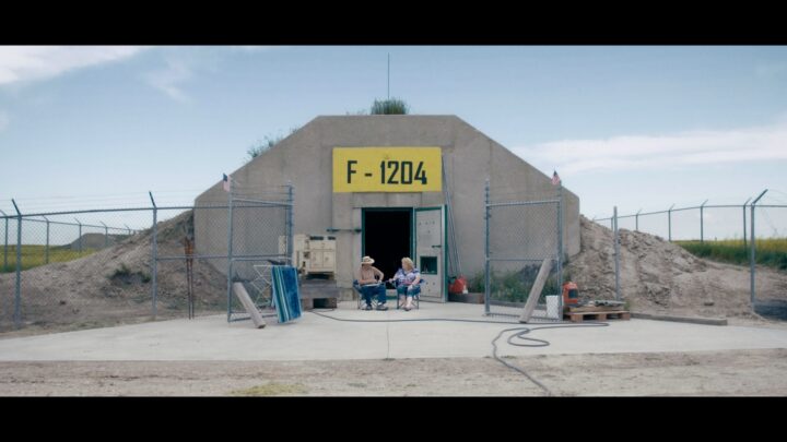 Radikale Gesellschaftsmüde vor ihrem Bunker in South Dakota, USA.