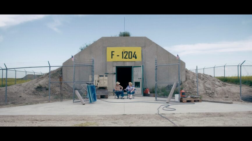Radikale Gesellschaftsmüde vor ihrem Bunker in South Dakota, USA.